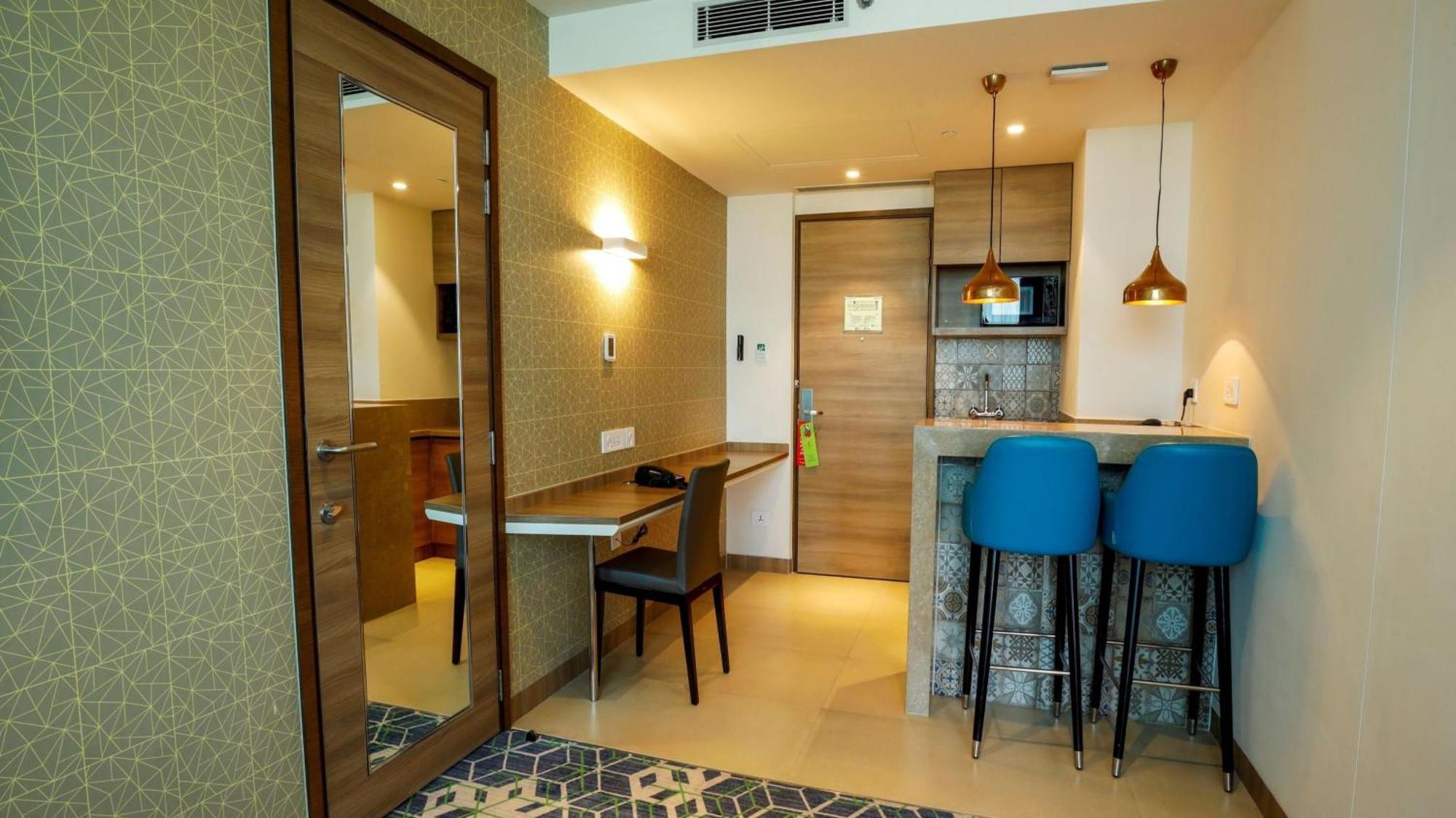Holiday Inn Gurugram Sector 90 By Ihg Gurgaon Zewnętrze zdjęcie A kitchenette in a hotel room