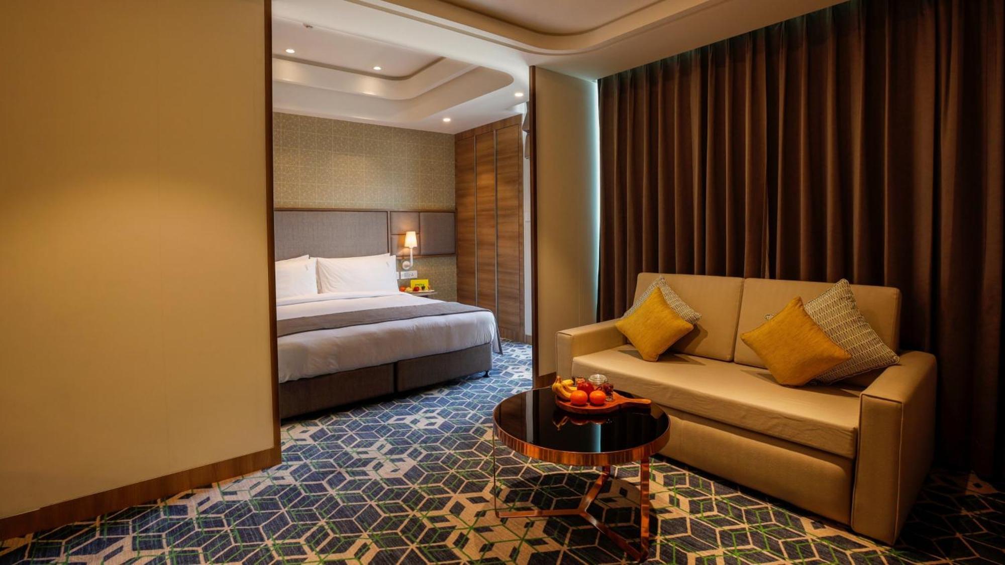 Holiday Inn Gurugram Sector 90 By Ihg Gurgaon Zewnętrze zdjęcie A suite at the hotel